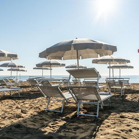 Hotel Athena Lignano Sabbiadoro Exteriör bild